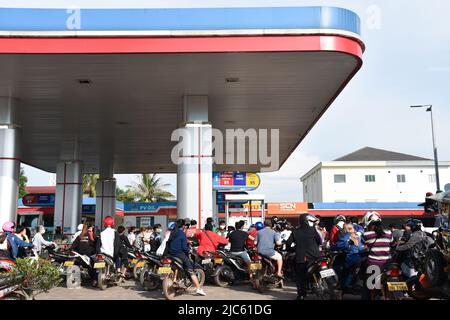 (220610) -- VIENTIANE, 10 giugno 2022 (Xinhua) -- i cittadini si accamonano per il carburante presso un distributore di benzina a Vientiane, Laos il 12 maggio 2022. Il tasso d'inflazione del Laos è salito al 12,8% a maggio su base annuale, il più alto in 18 anni, secondo l'ultimo rapporto del Lao Statistics Bureau. (Foto di Kaikeo Sayasane/Xinhua) Foto Stock
