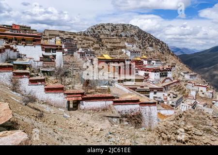 Il Monastero di Ganden, sulla cima del Monte Wangbur, è il 1st e primo monastero della Scuola di Buddismo Tibetano di Gelug. Foto Stock