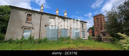 The Dilapidated Rtory House, Grappenhall Village, Warrington, Cheshire, Inghilterra, Regno Unito, WA4 3EP, accanto alla Chiesa di San Wilfridi, bloccata in probate Foto Stock