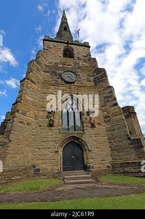 Torre Nord con orologio, Chiesa parrocchiale di St Oswalds, Golborne Road, Winwick , Warrington, Cheshire, INGHILTERRA, REGNO UNITO, WA2 8SZ Foto Stock