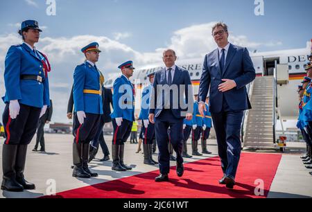 Belgrado, Serbia. 10th giugno 2022. Il cancelliere tedesco OLAF Scholz (SPD) è ricevuto dal presidente serbo Aleksander Vucic al suo arrivo all'aeroporto di Belgrado. Il primo giorno del suo viaggio nei Balcani, Scholz visiterà la Serbia, il Kosovo e la Grecia. Proseguirà poi verso la Macedonia settentrionale e la Bulgaria. Il viaggio si concentrerà sulle prospettive di adesione all'UE per i paesi dei Balcani occidentali. Credit: Michael Kappeler/dpa/Alamy Live News Foto Stock