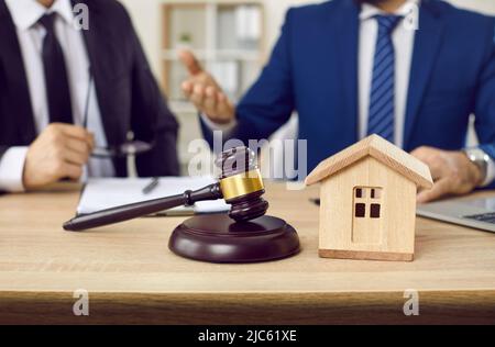 Avvocato e cliente discutono sul contratto d'affitto della casa Foto Stock