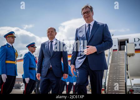 Belgrado, Serbia. 10th giugno 2022. Il cancelliere tedesco OLAF Scholz (SPD) è ricevuto dal presidente serbo Aleksander Vucic al suo arrivo all'aeroporto di Belgrado. Il primo giorno del suo viaggio nei Balcani, Scholz visiterà la Serbia, il Kosovo e la Grecia. Proseguirà poi verso la Macedonia settentrionale e la Bulgaria. Il viaggio si concentrerà sulle prospettive di adesione all'UE per i paesi dei Balcani occidentali. Credit: Michael Kappeler/dpa/Alamy Live News Foto Stock