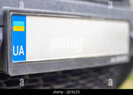 Targa Ucraina senza numeri e lettere sul primo piano del paraurti. Simbolo di nazionalità e bandiera giallo-blu. Targhetta di registrazione individuale Foto Stock