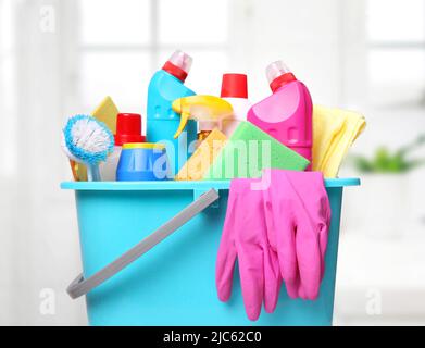 Bottiglie sanitarie, desinfectants in plastica bucket.housework supplies.Domestic Chemical ITEMS.Home pulizia. Foto Stock