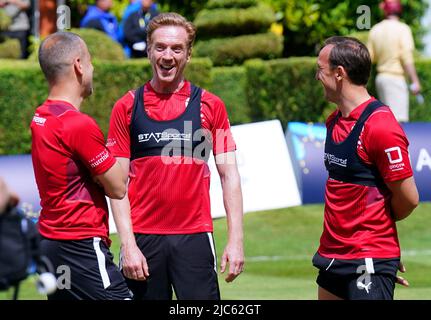 Damian Lewis (centro) dell'Inghilterra parla a Mark Noble e Joe Cole durante una sessione di addestramento davanti a SoccerAid a Champneys Tring, Wigginton. Data foto: Venerdì 10 giugno 2022. Foto Stock