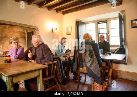 Cena nella sala Tap al Packhorse Community Pub South Stoke, Somerset UK Foto Stock