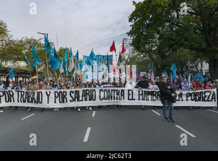 Buenos Aires, Argentina, 9th giugno 2022. Le organizzazioni che compongono l'Unidad Piquetera hanno effettuato una nuova e massiccia mobilitazione per Social Deve Foto Stock