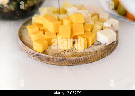 Delizioso formaggio fresco. Piatto di formaggi con diversi tipi di formaggio. Foto Stock