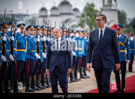 Belgrado, Serbia. 10th giugno 2022. Il cancelliere tedesco OLAF Scholz (SPD) è ricevuto al Palazzo con onorificenze militari da Aleksander Vucic, presidente della Serbia. Il primo giorno del suo viaggio nei Balcani, Scholz visita la Serbia, il Kosovo e la Grecia. Proseguirà poi verso la Macedonia settentrionale e la Bulgaria. Il viaggio si concentrerà sulle prospettive di adesione all'UE per i paesi dei Balcani occidentali. Credit: Michael Kappeler/dpa/Alamy Live News Foto Stock