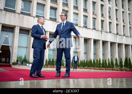 Belgrado, Serbia. 10th giugno 2022. Il cancelliere tedesco OLAF Scholz (SPD), parla con Aleksander Vucic, presidente della Serbia, alla sua accoglienza al Palazzo. Il primo giorno del viaggio nei Balcani, Scholz visiterà la Serbia, il Kosovo e la Grecia. Il viaggio proseguirà quindi verso il nord della Macedonia e della Bulgaria. Il viaggio si concentrerà sulle prospettive di adesione all'UE per i paesi dei Balcani occidentali. Credit: Michael Kappeler/dpa/Alamy Live News Foto Stock