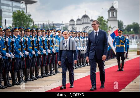 Belgrado, Serbia. 10th giugno 2022. Il cancelliere tedesco OLAF Scholz (SPD) è ricevuto al Palazzo con onorificenze militari da Aleksander Vucic, presidente della Serbia. Il primo giorno del suo viaggio nei Balcani, Scholz visita la Serbia, il Kosovo e la Grecia. Proseguirà poi verso la Macedonia settentrionale e la Bulgaria. Il viaggio si concentrerà sulle prospettive di adesione all'UE per i paesi dei Balcani occidentali. Credit: Michael Kappeler/dpa/Alamy Live News Foto Stock