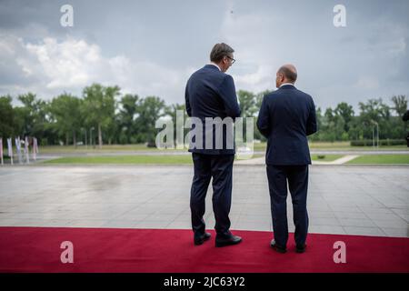 Belgrado, Serbia. 10th giugno 2022. Il cancelliere tedesco OLAF Scholz (SPD), parla con Aleksander Vucic, presidente della Serbia, alla sua accoglienza al Palazzo. Il primo giorno del viaggio nei Balcani, Scholz visiterà la Serbia, il Kosovo e la Grecia. Il viaggio proseguirà quindi verso il nord della Macedonia e della Bulgaria. Il viaggio si concentrerà sulle prospettive di adesione all'UE per i paesi dei Balcani occidentali. Credit: Michael Kappeler/dpa/Alamy Live News Foto Stock