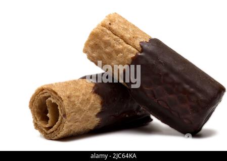 Primo piano di due cialde arrotolate ricoperte di cioccolato come dolce dessert o spuntino su sfondo bianco Foto Stock