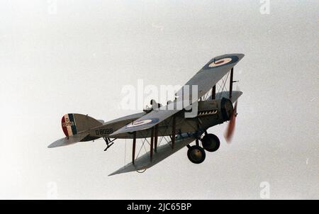 1970s, in volo un Bristol F2B, un velivolo a due posti WW1 da caccia e da riconnisance che volò per la prima volta nel 1916. Il D8096 fu costruito nel 1918, ma fu troppo tardi per vedere il servizio durante la prima guerra mondiale, ma fu usato dal No. 208 Squadron in Turchia nel 1923. Portato nel 1936 dal Capitano C.P.B. Ogilvie, fu poi acquisita dalla Shuttleworth Collection e restaurata dalla Bristol Airplane Company, volando nuovamente nel febbraio 1952. Foto Stock