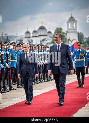 Belgrado, Serbia. 10th giugno 2022. Il cancelliere tedesco OLAF Scholz (SPD) è ricevuto al Palazzo con onorificenze militari da Aleksander Vucic, presidente della Serbia. Il primo giorno del suo viaggio nei Balcani, Scholz visita la Serbia, il Kosovo e la Grecia. Proseguirà poi verso la Macedonia settentrionale e la Bulgaria. Il viaggio si concentrerà sulle prospettive di adesione all'UE per i paesi dei Balcani occidentali. Credit: Michael Kappeler/dpa/Alamy Live News Foto Stock