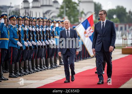 Belgrado, Serbia. 10th giugno 2022. Il cancelliere tedesco OLAF Scholz (SPD) è ricevuto al Palazzo con onorificenze militari da Aleksander Vucic, presidente della Serbia. Il primo giorno del suo viaggio nei Balcani, Scholz visita la Serbia, il Kosovo e la Grecia. Proseguirà poi verso la Macedonia settentrionale e la Bulgaria. Il viaggio si concentrerà sulle prospettive di adesione all'UE per i paesi dei Balcani occidentali. Credit: Michael Kappeler/dpa/Alamy Live News Foto Stock