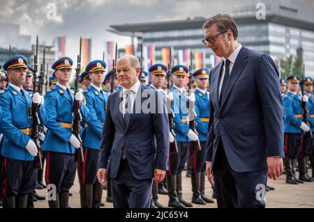 Belgrado, Serbia. 10th giugno 2022. Il cancelliere tedesco OLAF Scholz (SPD) è ricevuto al Palazzo con onorificenze militari da Aleksander Vucic, presidente della Serbia. Il primo giorno del suo viaggio nei Balcani, Scholz visita la Serbia, il Kosovo e la Grecia. Proseguirà poi verso la Macedonia settentrionale e la Bulgaria. Il viaggio si concentrerà sulle prospettive di adesione all'UE per i paesi dei Balcani occidentali. Credit: Michael Kappeler/dpa/Alamy Live News Foto Stock