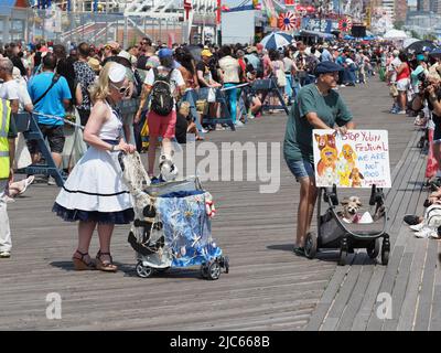 2019 edizione della Coney Island Mermaid Parade. Foto Stock