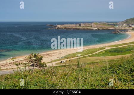 Vista sulla baia di sabbia fino a Fort Grosnez da Fort Tourgis, Alderney, Isole del canale Foto Stock