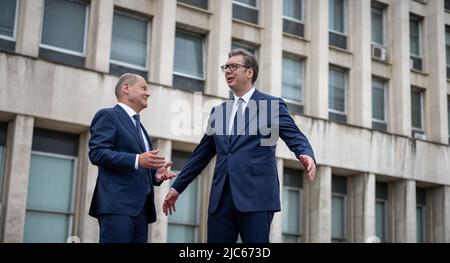 Belgrado, Serbia. 10th giugno 2022. Il cancelliere tedesco OLAF Scholz (SPD), ha parlato con Aleksander Vucic, presidente della Serbia, alla sua accoglienza al Palazzo. Il primo giorno del viaggio nei Balcani, Scholz visiterà la Serbia, il Kosovo e la Grecia. Il viaggio proseguirà quindi verso il nord della Macedonia e della Bulgaria. Il viaggio si concentrerà sulle prospettive di adesione all'UE per i paesi dei Balcani occidentali. Credit: Michael Kappeler/dpa/Alamy Live News Foto Stock