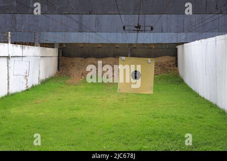 Pistola target con fori Bullet. Obiettivo di scatto in carta classica nel raggio di scatto. Fori nella destinazione. Foto Stock