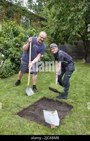 Schenefeld, Germania. 10th giugno 2022. Stefan Scholle (l), dipendente dello stato, e Volker Schade, pensionato, scavano in un giardino privato. Su siti pubblici e privati, gli archeologi hanno disposto 20 piccole aree di un solo metro quadrato ciascuna per consentire ai residenti di Schenefeld di condurre scavi di ricerca sotto guida. Secondo le informazioni, si tratta di un progetto unico in Germania. Credit: Georg Wendt/dpa/Alamy Live News Foto Stock