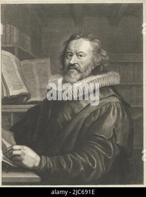 Ritratto di Gerardus Joannes Vossius, seduto in una sala di studio con libri. Vossius è seduto ad un tavolo che legge in un libro., Ritratto di Gerardus Joannes Vossius, tipografo: Abraham Bloteling, dopo: Joachim von Sandrart (i), Amsterdam, dopo c. 1660 - prima del 1690, carta, incisione, h 267 mm x l 177 mm Foto Stock