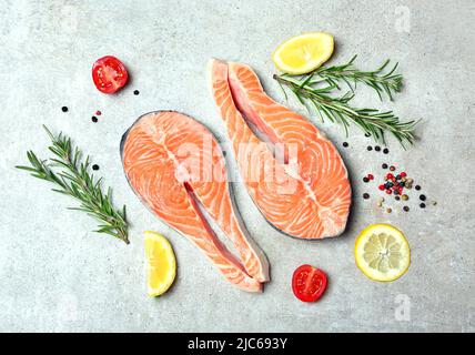 Bistecche di salmone servite con limone, rozmariry e papper.nutrizione sana, legno di mare. Pesce rosso affettato. Dieta di mare. Foto Stock