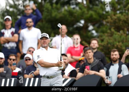 Lee Westwood tee off the 17th buche durante il secondo giorno della LIV Golf Invitational Series al Centurion Club, Hertfordshire. Data foto: Venerdì 10 giugno 2022. Foto Stock