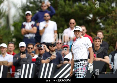 Ian Poulter si tee fuori la 17th buche durante il secondo giorno della LIV Golf Invitational Series al Centurion Club, Hertfordshire. Data foto: Venerdì 10 giugno 2022. Foto Stock