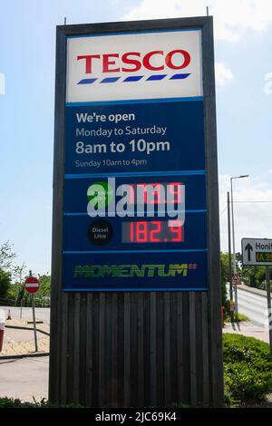 Axminster, Devon, Regno Unito. 10th giugno 2022. I prezzi della benzina e del diesel presso Tesco ad Axminster in Devon. Attualmente il carburante è 173,9p per la benzina e 182,9p per il diesel, che è ben al di sotto del prezzo medio attuale del carburante nel regno unito. Picture Credit: Graham Hunt/Alamy Live News Foto Stock