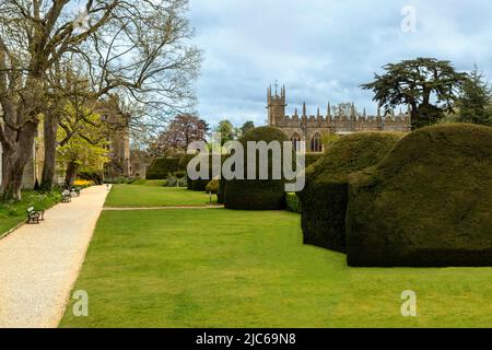 St Mary's Chapel, una chiesa del 15th secolo, il luogo di sepoltura di Catherine Parr, vista dal castello di Sudeley, giardini, Gloucestershire, Inghilterra, Regno Unito. Foto Stock
