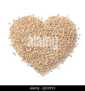 Grano di sorgo grezzo a forma di cuore isolato su sfondo bianco Foto Stock