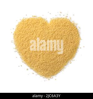 Couscous essiccato non cotti a forma di cuore isolato su sfondo bianco Foto Stock