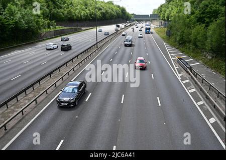 Reigate, Surrey, UK- 10 2022 giugno: M25 guardando verso il basso dallo svincolo 8 al traffico in direzione Westerly. Foto Stock