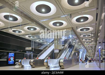 Londra, Regno Unito. Stazione di Paddington sulla linea Elizabeth (Crossrail) di recente apertura. Livello della piattaforma con scale mobili fino all'uscita e alla stazione della linea principale. Foto Stock