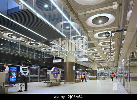 Londra, Regno Unito. Stazione di Paddington sulla linea Elizabeth (Crossrail) di recente apertura. Mostra il livello della piattaforma, incluse le griglie di estrazione del fumo (in alto a sinistra) Foto Stock