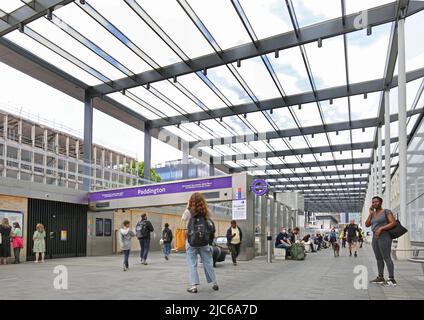 Nuovo atrio al piano terra della linea Elizabeth (Crossrail) alla stazione di Paddington, Londra, Regno Unito. Mostra il tetto vetrato e l'accesso scala mobile ai treni. Foto Stock