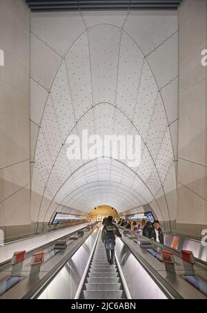 Londra, Regno Unito. Scala mobile principale alla nuova stazione Elizabeth Line (Crossrail) a Whitechapel, East London. Mostra pannelli di rivestimento in calcestruzzo ricurvi. Foto Stock