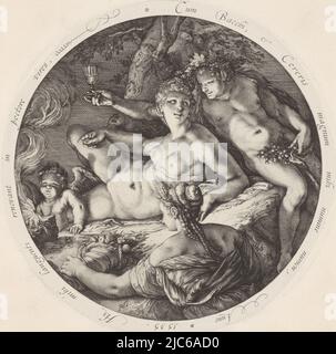 Pezzo notturno con Bacco, Ceres, Venere e Cupido. Posto in ovale, testo latino tutt'intorno, Bacco, Ceres e Venere, tipografia: Hendrick Goltzius, Hendrick Goltzius, Michelangelo, 1595, carta, d 165 mm Foto Stock