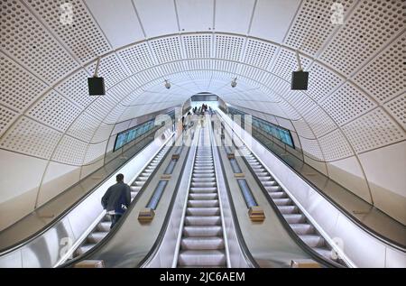 Londra, Regno Unito. Scala mobile principale alla nuova stazione Elizabeth Line (Crossrail) a Whitechapel, East London. Mostra pannelli di rivestimento in calcestruzzo ricurvi Foto Stock