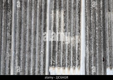 Vecchie coperture in cemento amianto, tetto in amianto, tetto in cemento amianto ondulato, pannelli ondulati, struttura in ardesia grigia, tetto in ardesia ondulata grigia Foto Stock