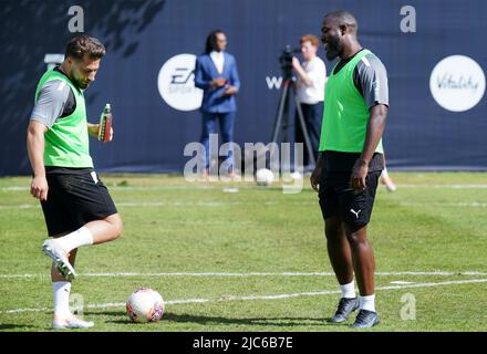 World XI's Mo Gilligan (a destra) e Kem Cetinay durante una sessione di allenamento davanti a SoccerAid a Champneys Tring, Wigginton. Data foto: Venerdì 10 giugno 2022. Foto Stock