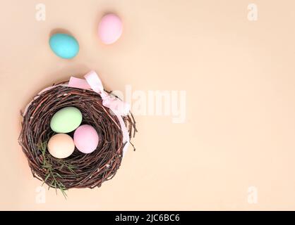 Uova di Pasqua nella parte superiore nido vista spazio vuoto background.Holiday decor Objects.Traditional decor. Foto Stock