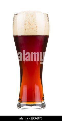 Birra rossa con bolle di schiuma in un bicchiere, isolato su sfondo bianco Foto Stock