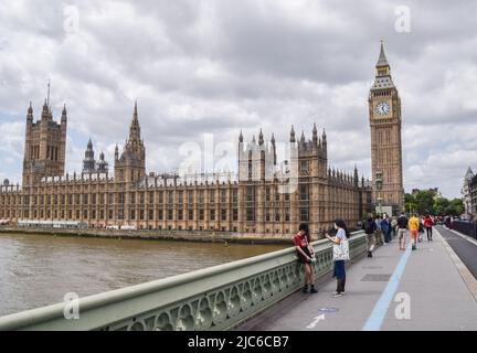 Londra, Regno Unito. 10th giugno 2022. Case del Parlamento, Big ben e Westminster Bridge in una giornata calda e poco nuvolosa. Credit: Vuk Valcic/Alamy Live News Foto Stock