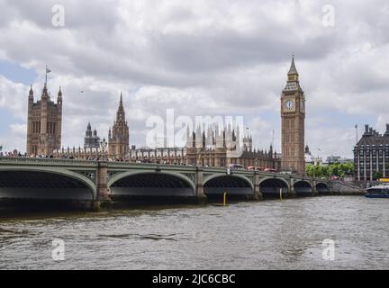 Londra, Regno Unito. 10th giugno 2022. Case del Parlamento, Big ben e Westminster Bridge in una giornata calda e poco nuvolosa. Credit: Vuk Valcic/Alamy Live News Foto Stock