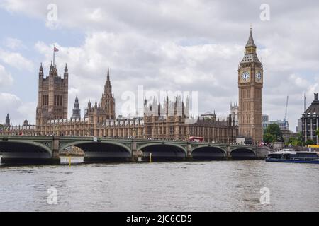 Londra, Regno Unito. 10th giugno 2022. Case del Parlamento, Big ben e Westminster Bridge in una giornata calda e poco nuvolosa. Credit: Vuk Valcic/Alamy Live News Foto Stock