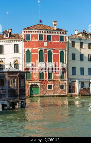 Venezia centro. Vecchie case nella laguna veneziana, Canal Grande, patrimonio dell'umanità dell'UNESCO, Veneto, Italia, Europa. Foto Stock
